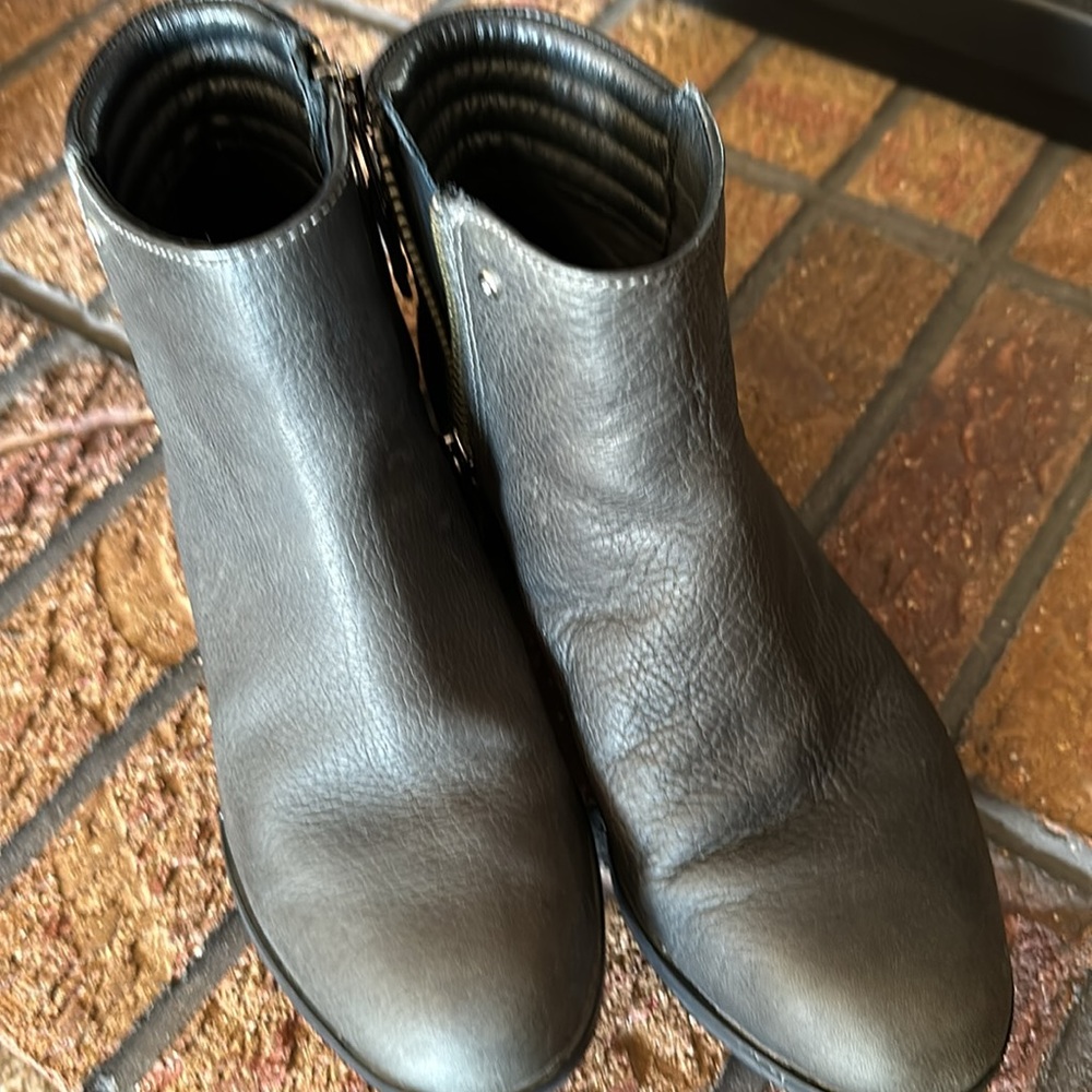 SOREL waterproof leather boots. Size 9 dark gray